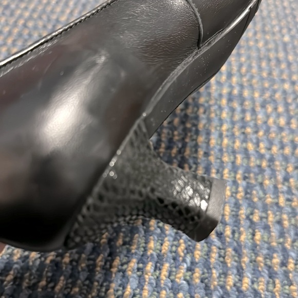 Mezzo by Vaneli leather cap toe pumps with kitten heels. Size 7.5 M. EUC - Picture 5 of 7